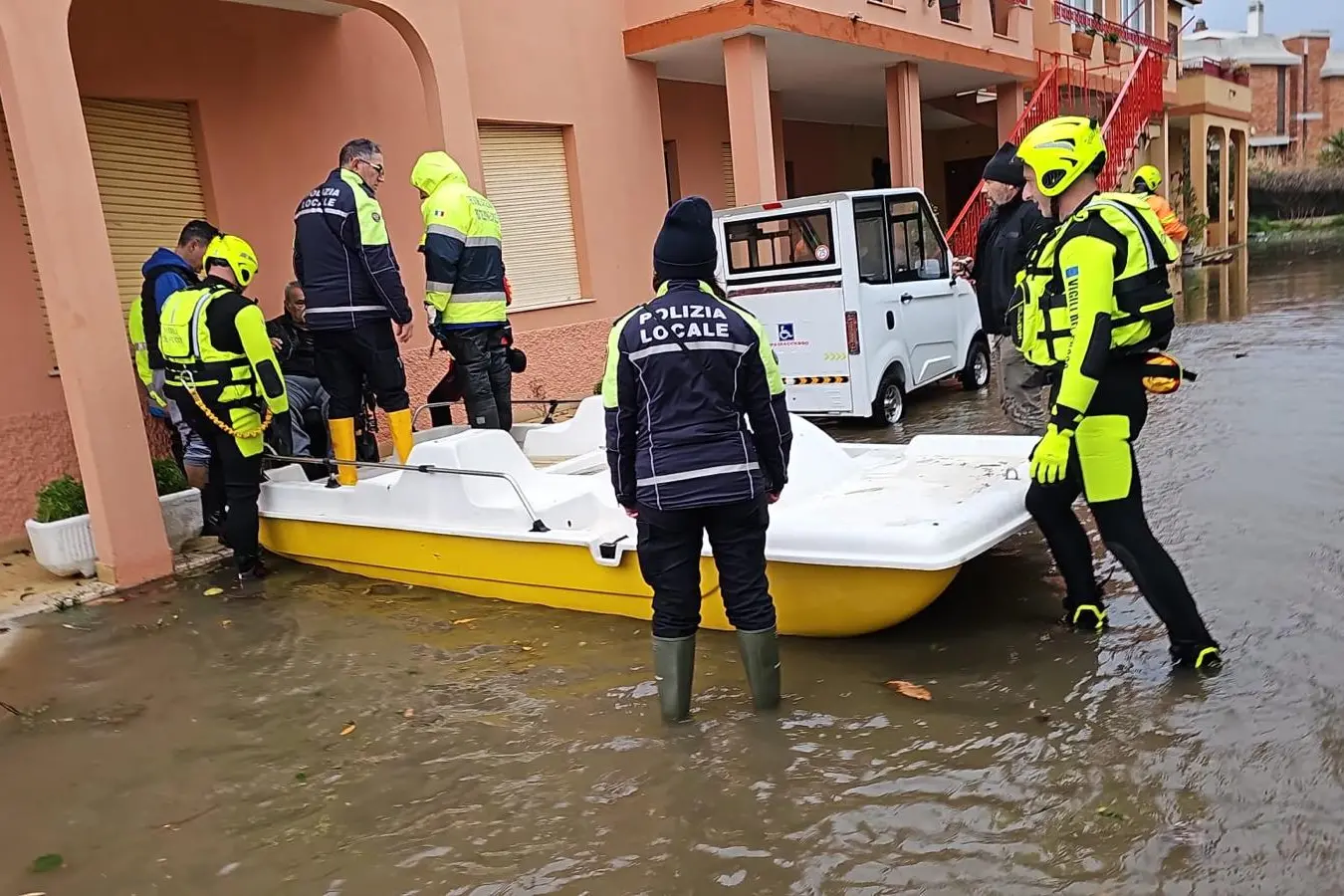 Una persona portata via con il pedalò (foto Murgana)