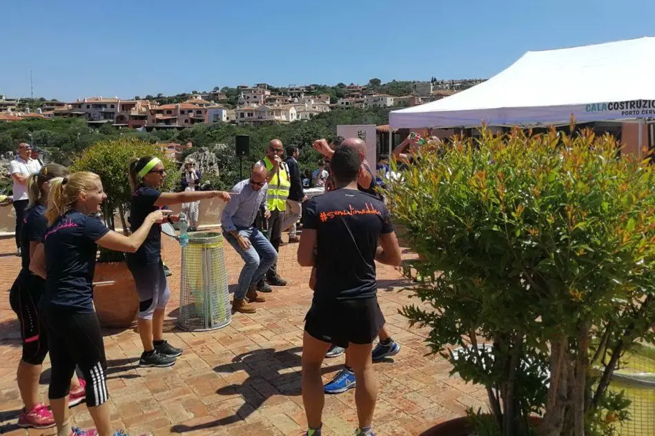 Partecipanti in piazzetta a Porto Cervo