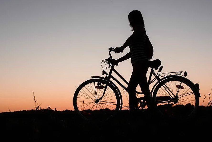 Pedala 1.200 chilometri portando il papà ferito, 15enne chiamata dalla federazione ciclstica