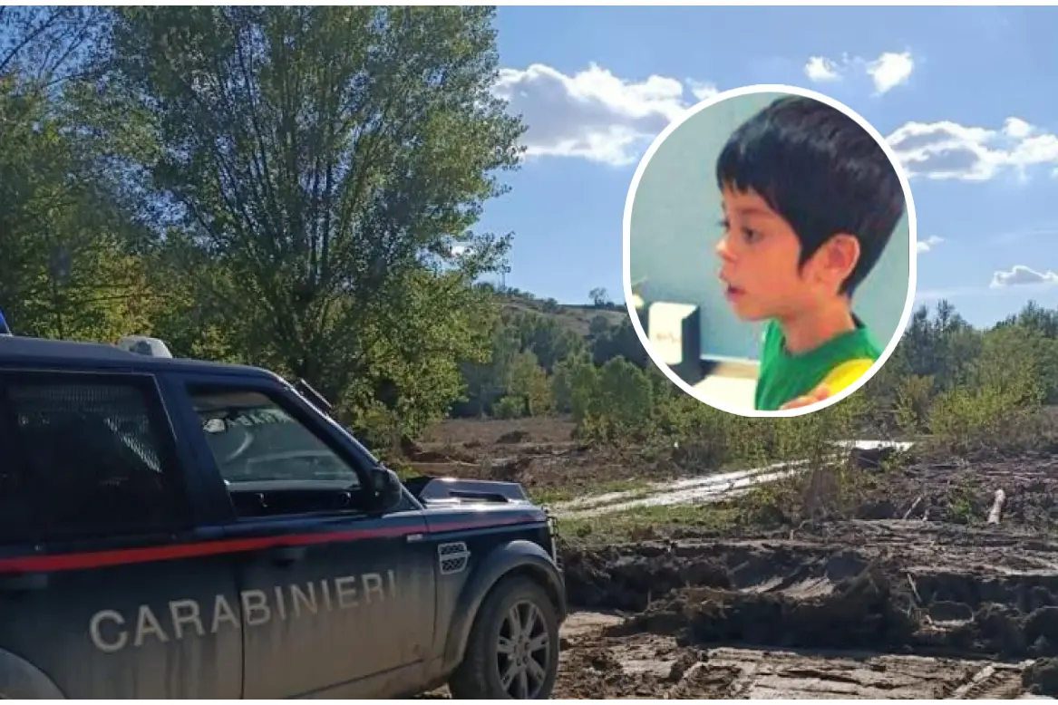 Il luogo in cui è stato ritrovato il corpicino del piccolo Mattia, nel tondo (Ansa)