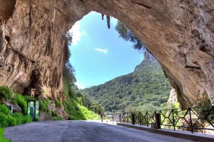 La grotta di san Giovanni vista dall'interno (foto L'Unione Sarda - Farris)