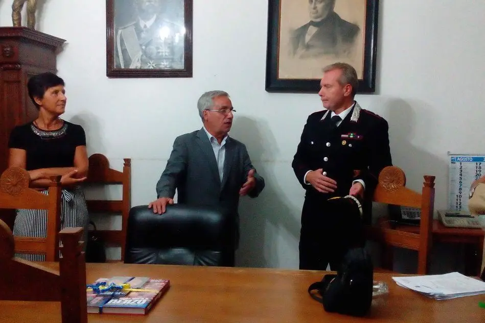 Il maggiore Umberto Rivetti col sindaco Leonardo Ladu