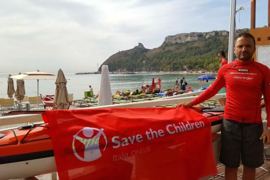 Daniele Strano vicino al kayak che userà per il 2° Giro della Sardegna