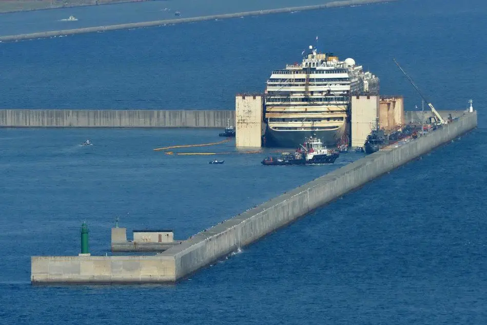 La Concordia al porto di Genova