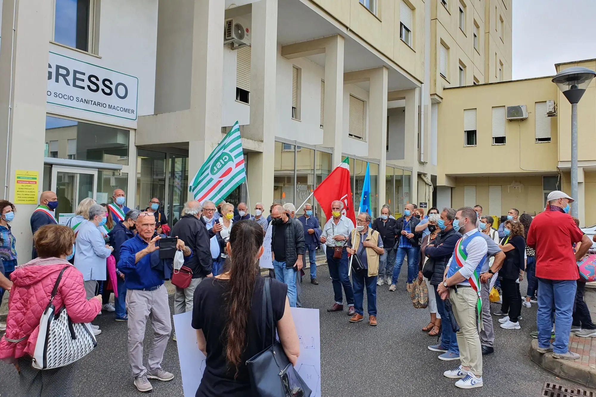 Manifestazione davanti al poliambulatorio di Macomer