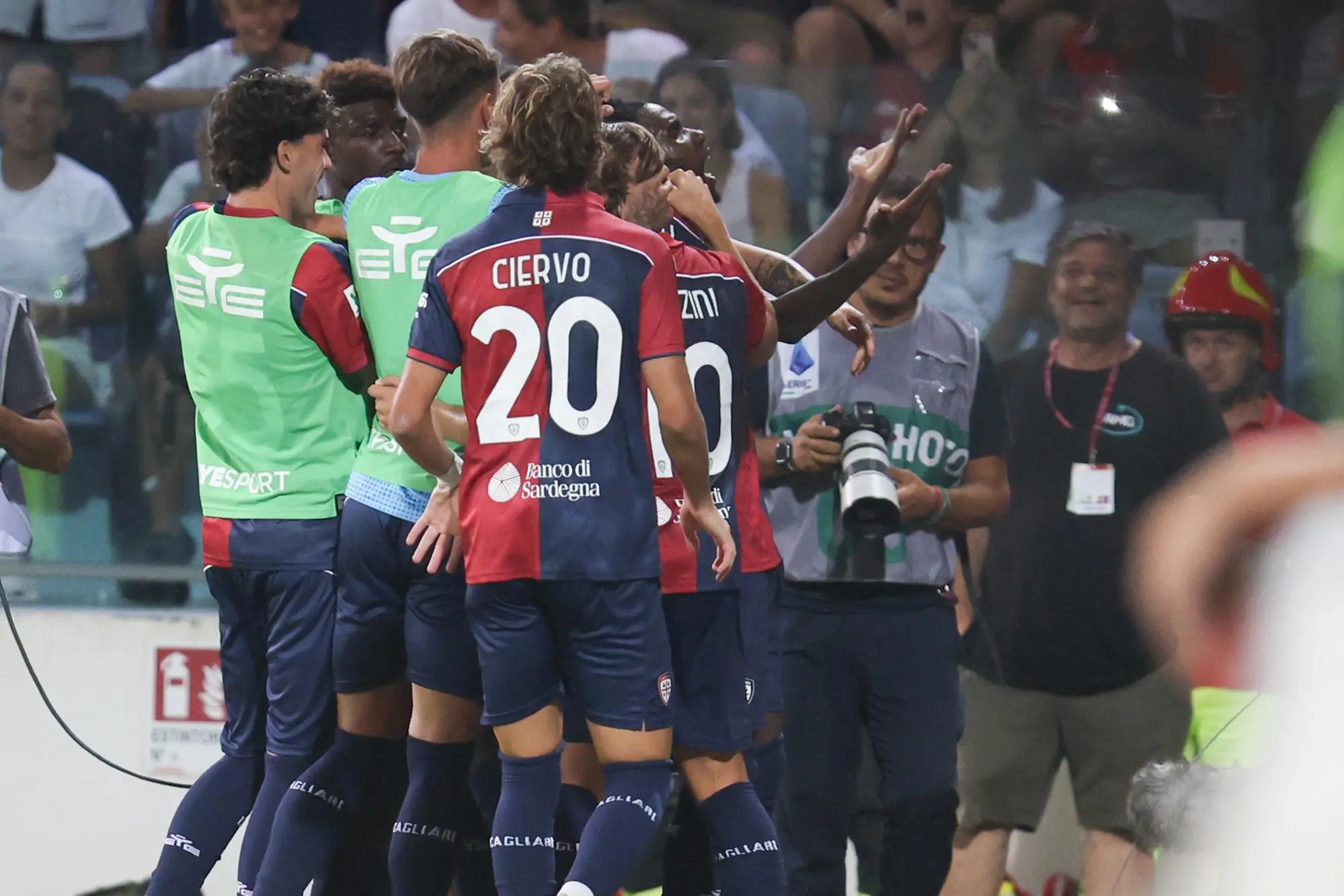 Il Cagliari esulta per il gol di Paul Mendy contro il Verona (foto Fabio Murru)