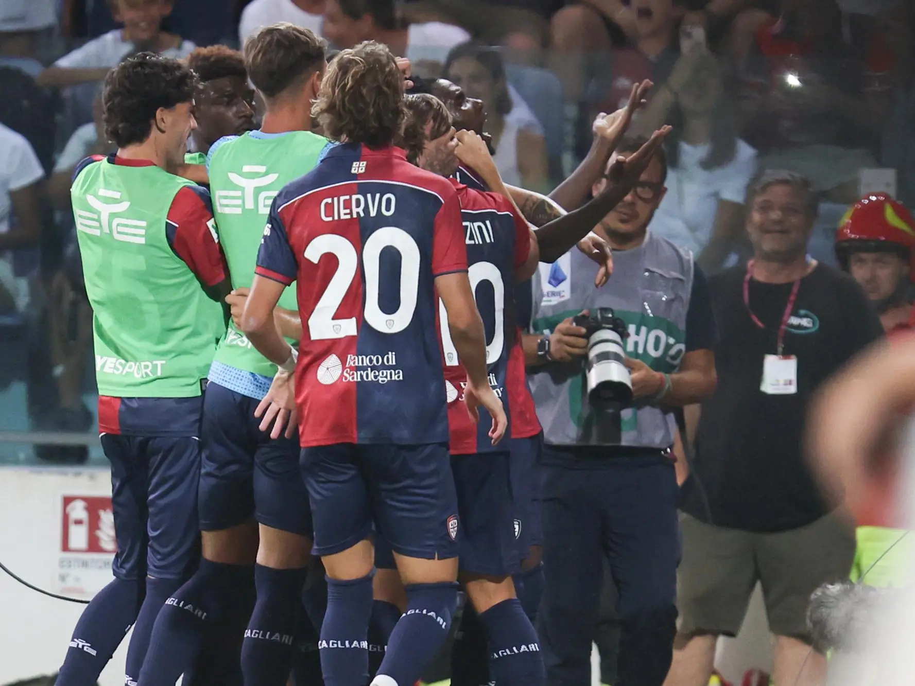 Il Cagliari esulta per il gol di Paul Mendy contro il Verona (foto Fabio Murru)