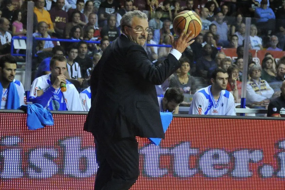 Il coach della Dinamo Meo Sacchetti