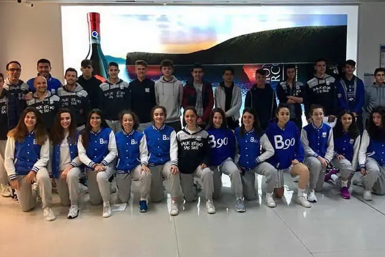 La squadra femminile e quella maschile del Basket '90