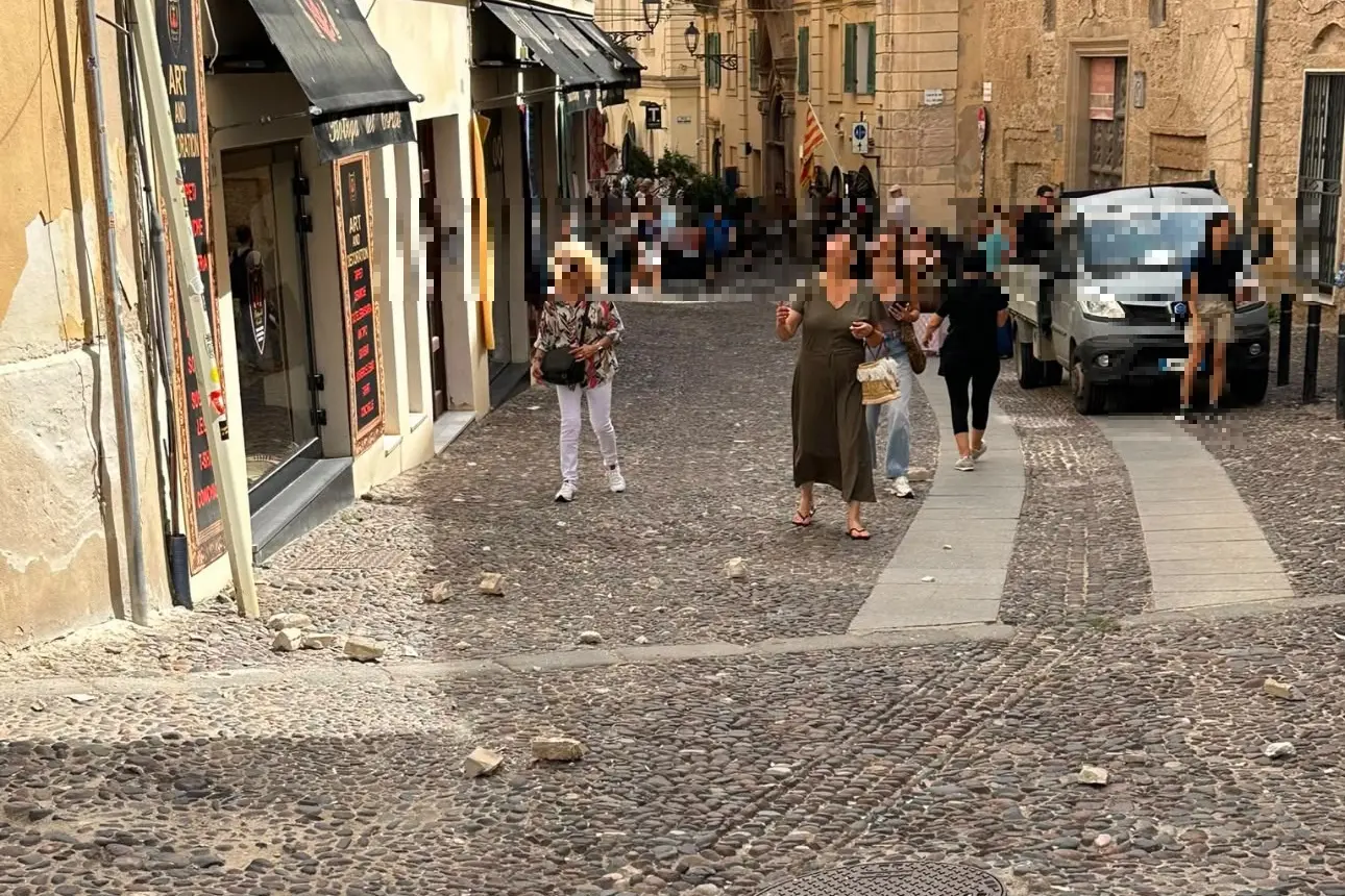 Calcinacci davanti alla cattedrale di Alghero (foto Fiori)