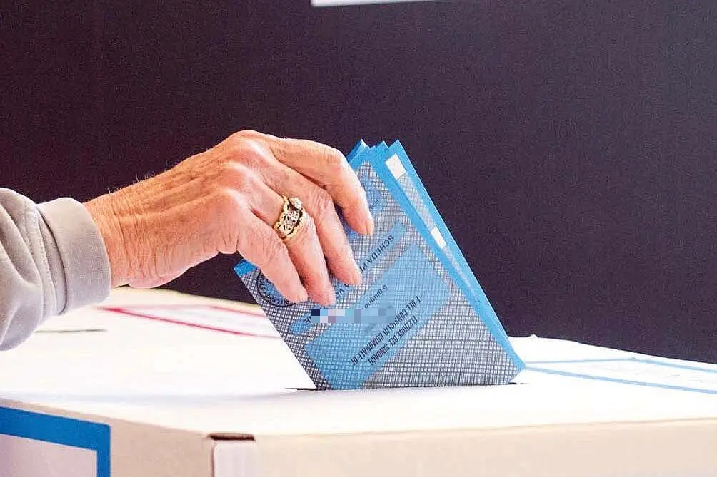 Cittadini al voto (foto Archivio)