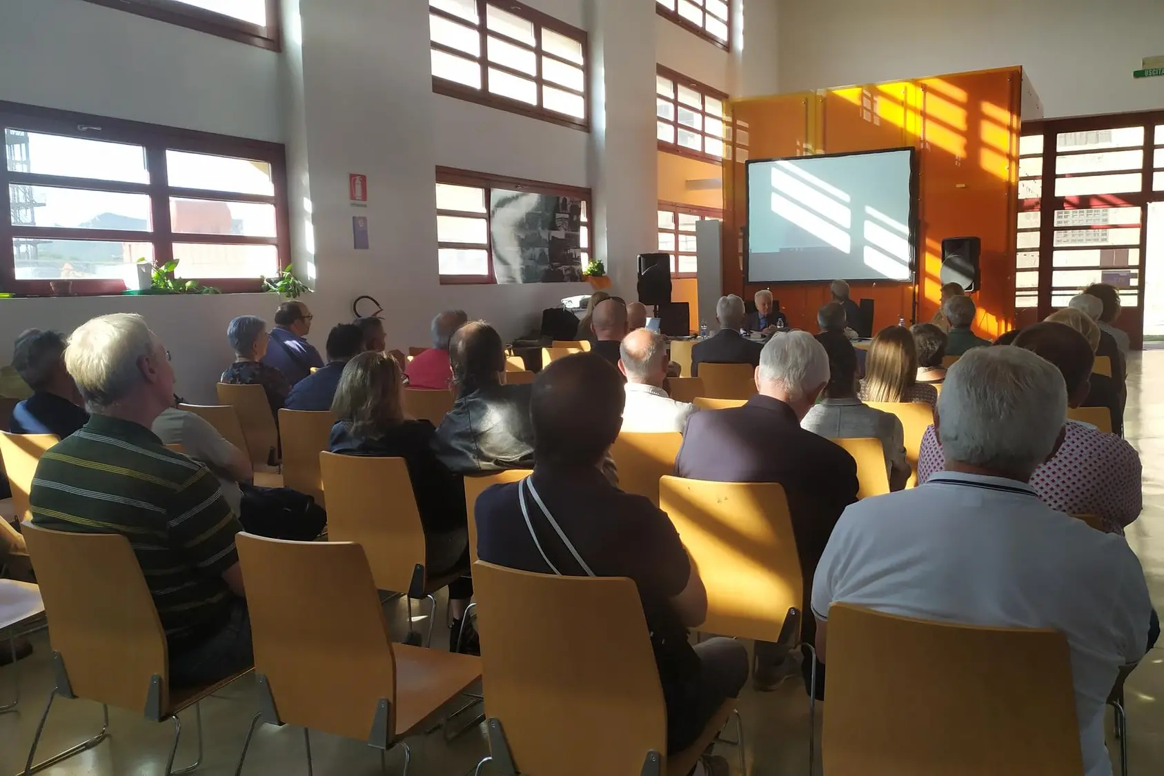 Un momento della presentazione della Relazione Sella nella sala della Sezione di Storia Locale di Carbonia (Foto: Giuliano Usai)