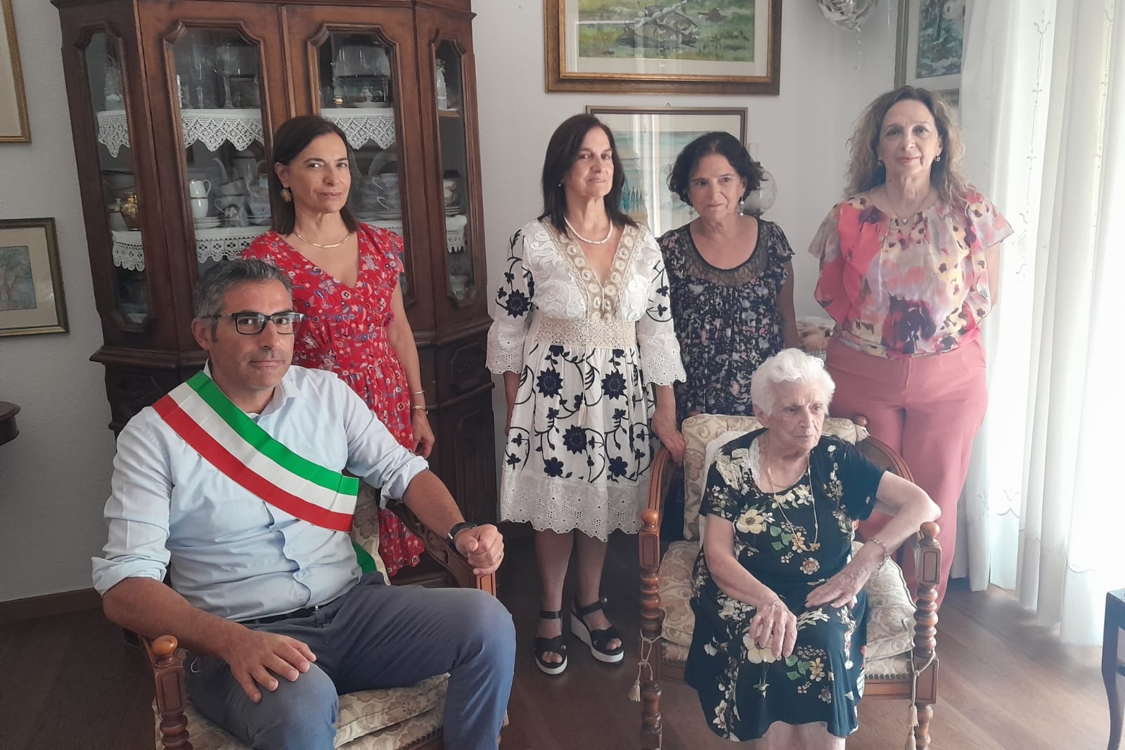 Maestra Flore compie 100 anni, grande festa a Nuoro