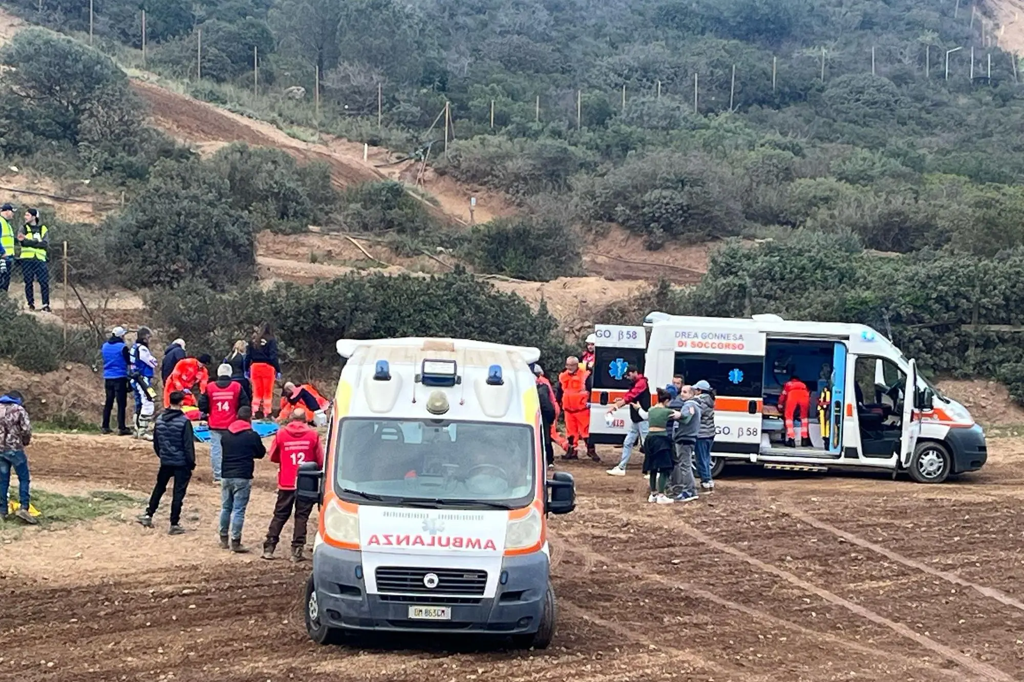 Le ambulanze nell’arena di Gonnesa (foto Fabio Murru)