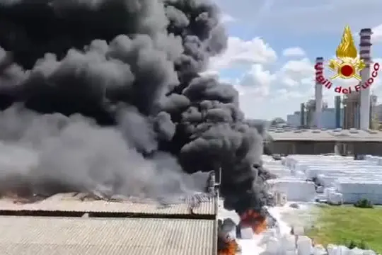 A Mantova incendio in azienda chimica, densa colonna di fumo nero