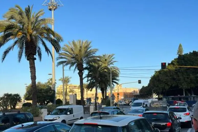 Traffico a Cagliari (foto Ansa)