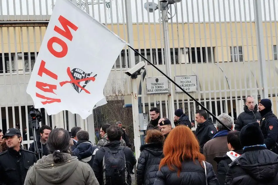 Manifestanti No Tav davanti al Tribunale di Torino