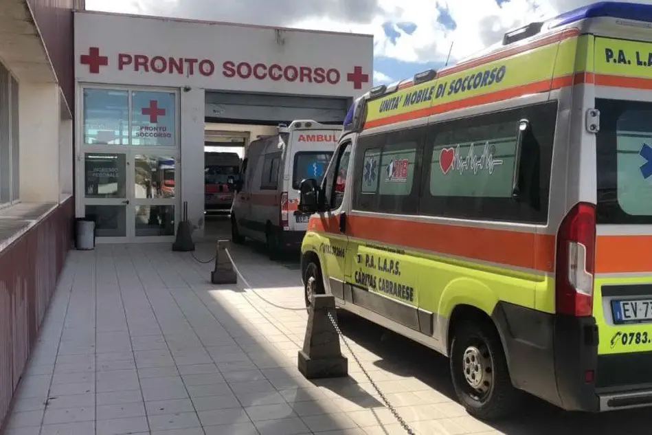 Ambulanze in coda al San Martino (foto Orbana)