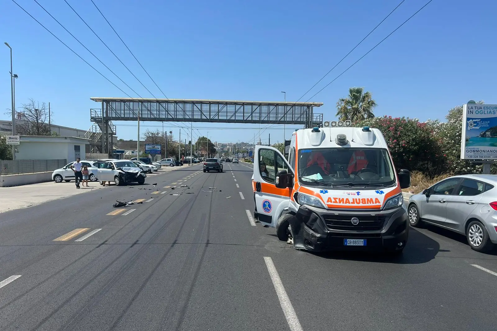 L'ambulanza e l'auto coinvolte nell'inicdente di viale Marconi (L'Unione Sarda)