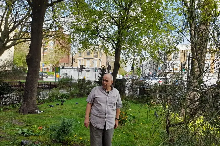 Simone Pilia, 78 anni, nel giardino della sua residenza a Londra (foto L'Unione Sarda)