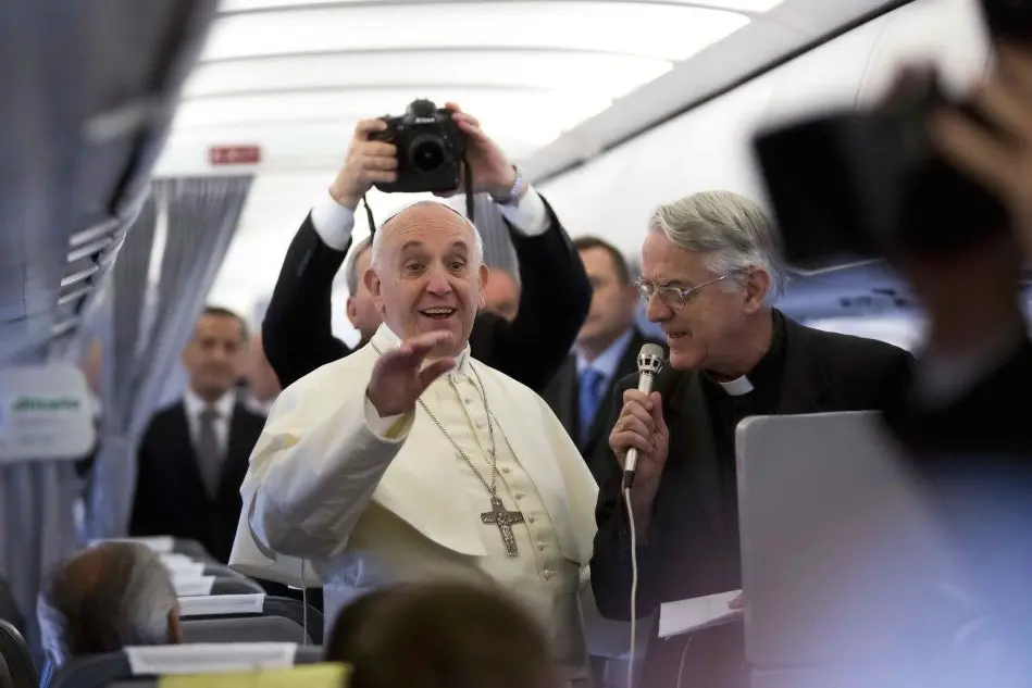 Il Papa sul volo diretto a Tirana