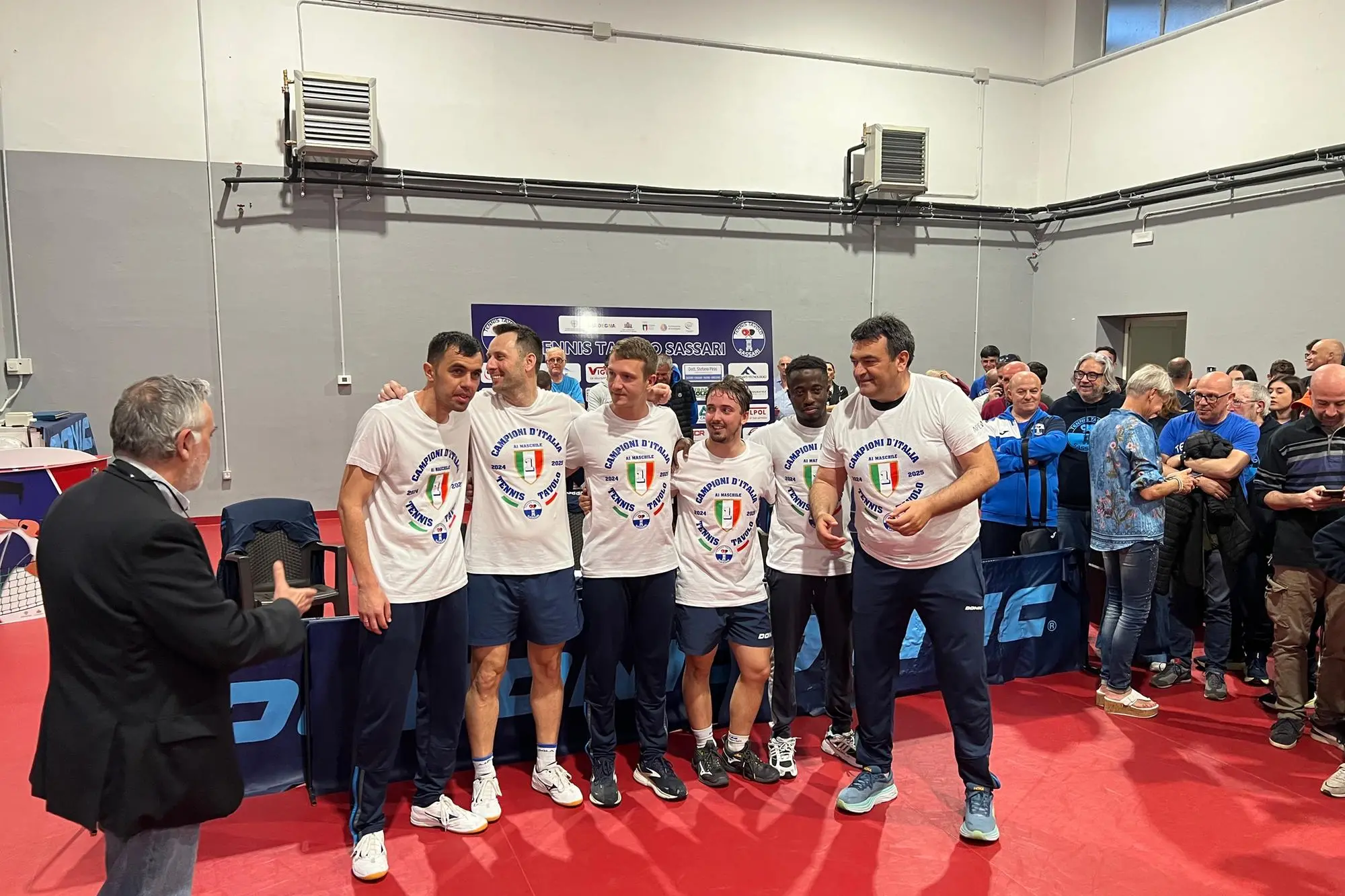 Un anno fa il TT Sassari diventava Campione d'Italia, nella foto la premiazione, oggi ci riprova nella semifinale con Messina (Foto Ufficio Stampa TT Sassari)