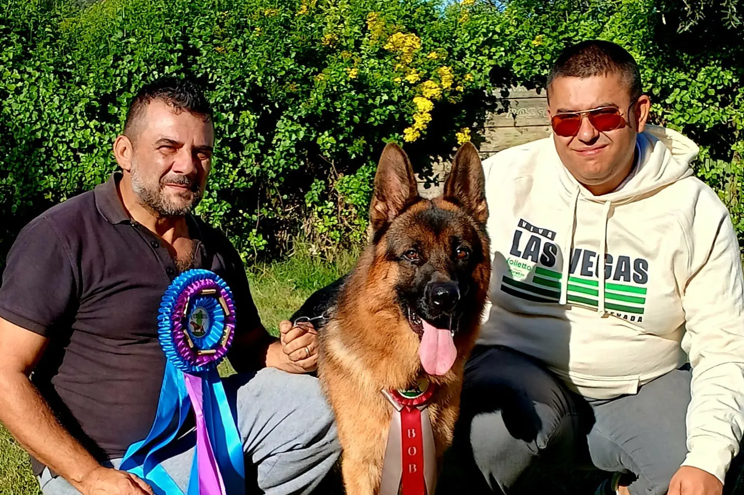 Nella foto il campione Ozzy con l'allevatore Davide Pala e il proprietario Matteo Zoroddu