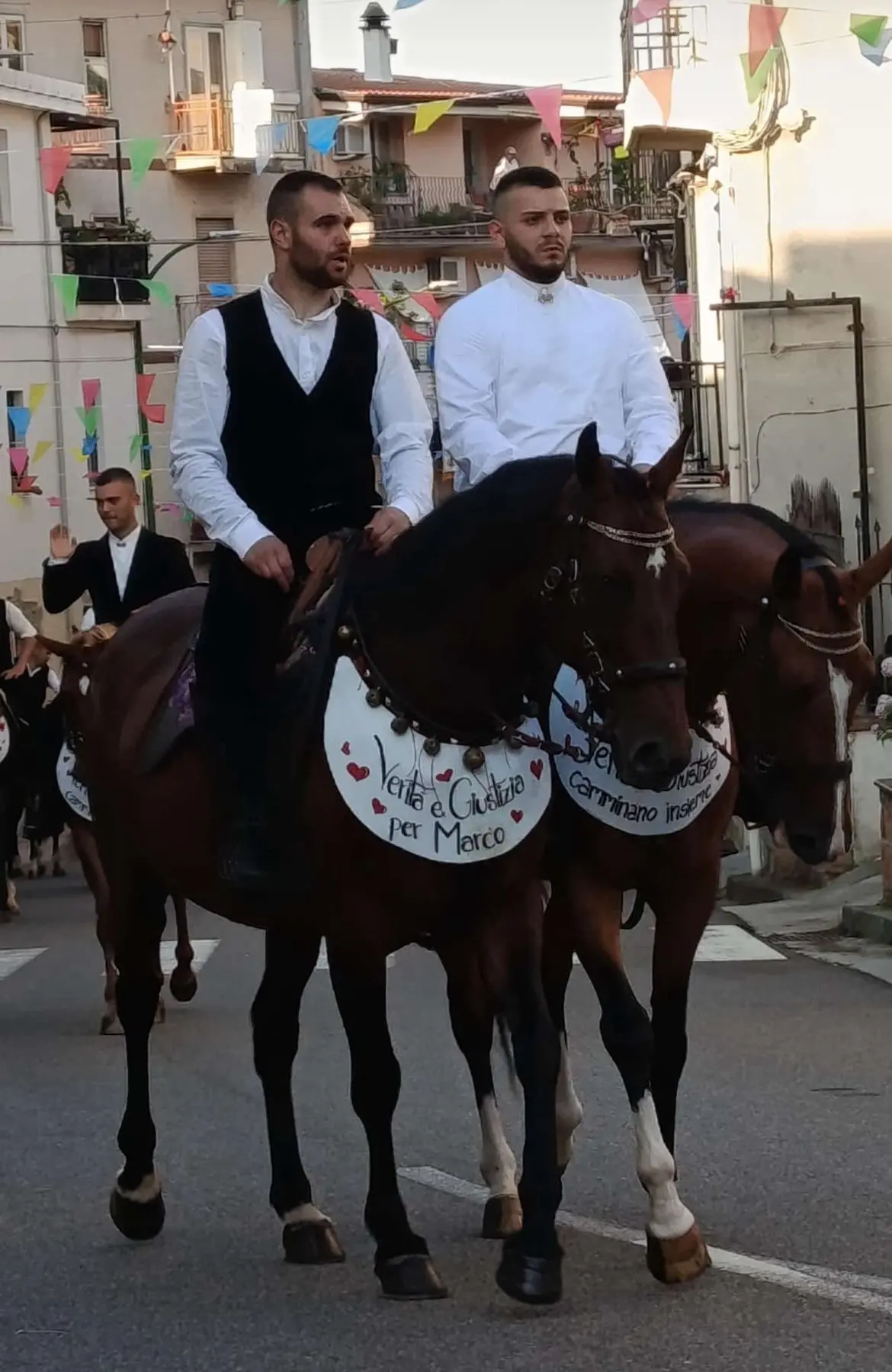 Cavalieri in processione a Ilbono