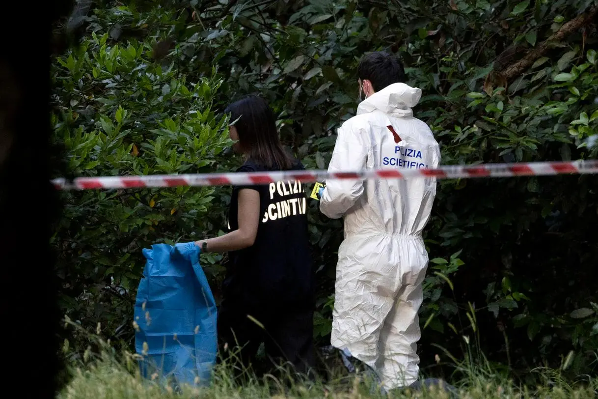 La zona del ritrovamento del corpo della neonata di circa sei mesi a Villa Pamphili a Roma (foto Ansa)