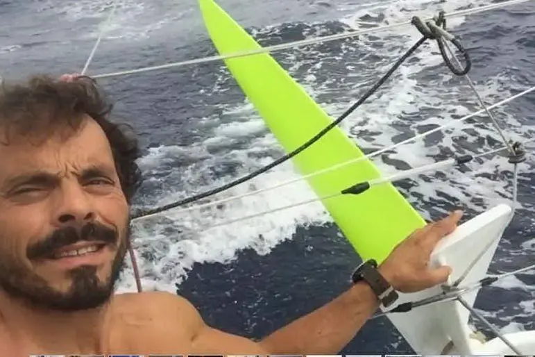 Un selfie di Gaetano Mura in mezzo all'Oceano