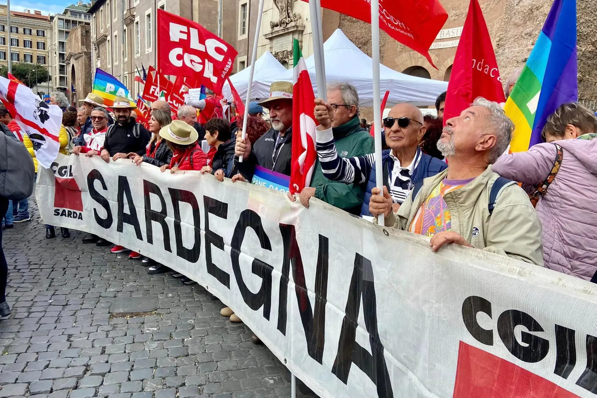 The Sardinian CGIL in the square (from Facebook)