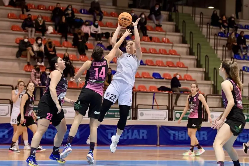 Delia Gagliano, ala del Cus Cagliari, al tiro (foto concessa da Andrea Chiaramida - Cus Cagliari)