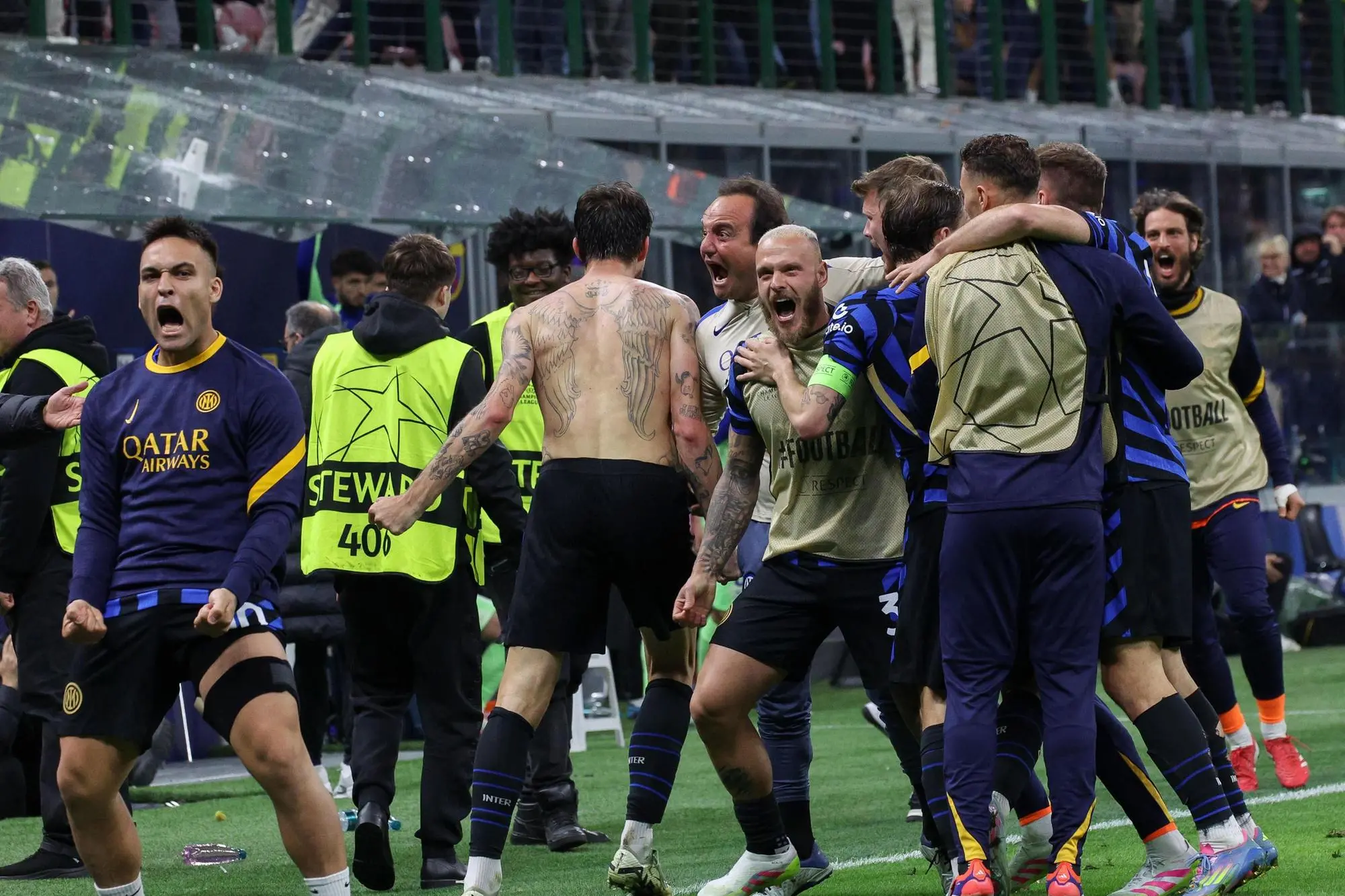 La gioia dell'Inter dopo il gol del 3-3 di Acerbi