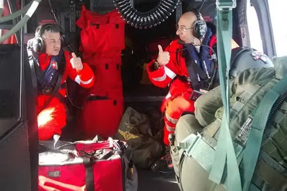 L'equipaggio dell'elicottero di soccorso (Foto Capitaneria di Porto)
