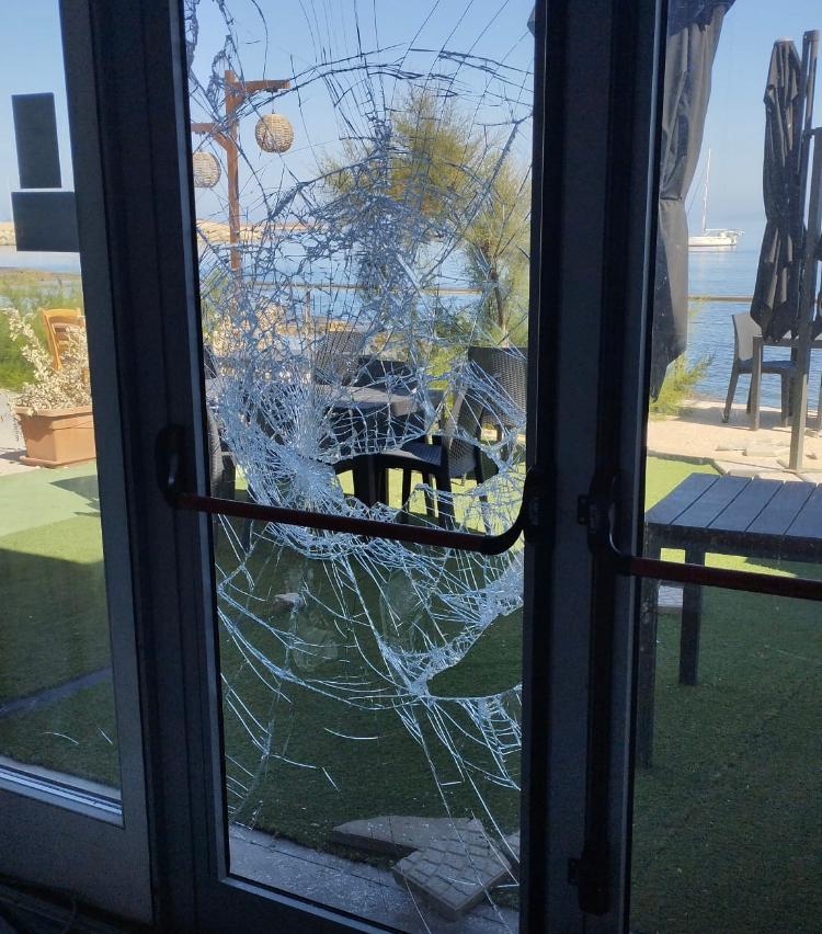 Porto Torres, vetrine spaccate al ristorante Scoglio Lungo: si indaga per furto