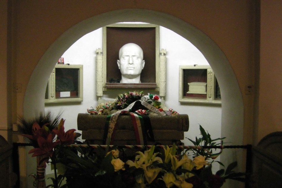 La tomba di Mussolini a Predappio (foto Wikipedia)