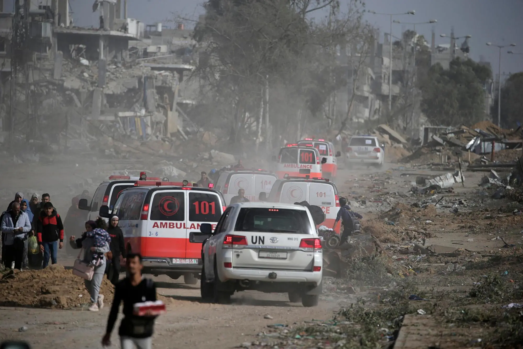 Un convoglio di Croce Rossa e Onu nella Striscia di Gaza (Ansa-Epa)