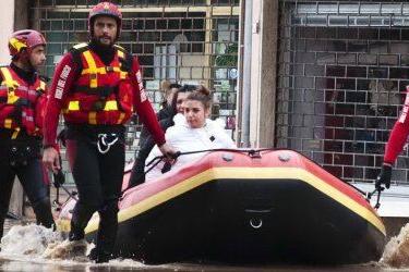 Vigili del fuoco impegnati nelle operazioni di salvataggio di alcune vittime dell'alluvione