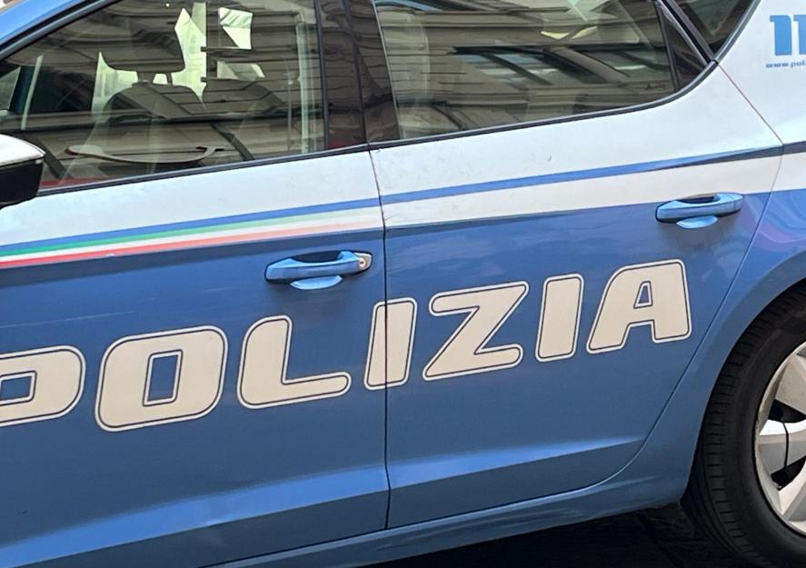 Nuoro, picchia e rapina in pieno centro una donna: denunciato