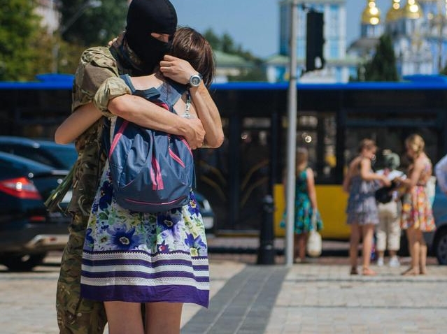 Un soldato ucraino saluta la fidanzata prima di andare al fronte (foto via Ansa)