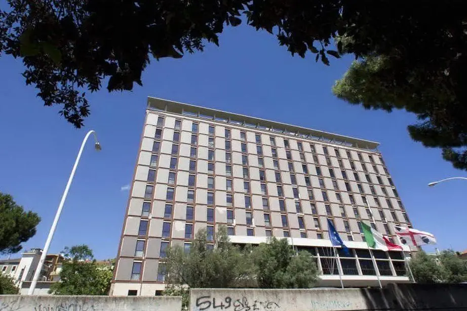 Il palazzo della Regione in viale Trento a Cagliari