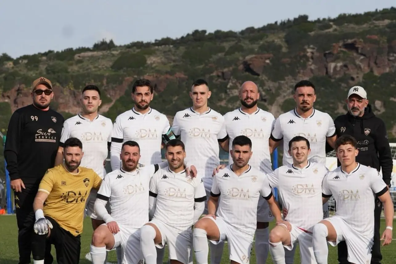 La formazione dell'Atletico Castelsardo, guidata da Antonio Secchi, capolista del Gir.F. (foto G. Pischedda)