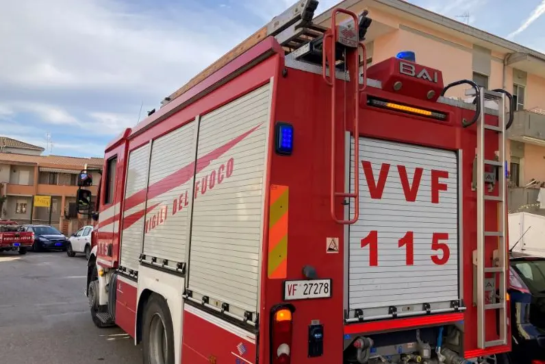 L'intervento dei vigili del fuoco (foto L'Unione Sarda-Pala)