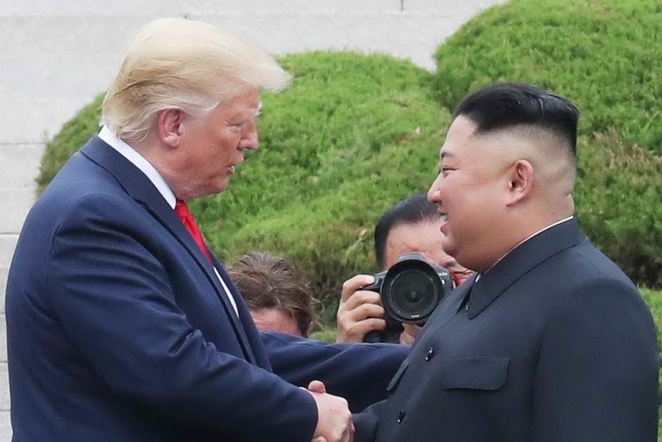 Trump e Kim si stringono la mano, terzo incontro fra i due leader VIDEO