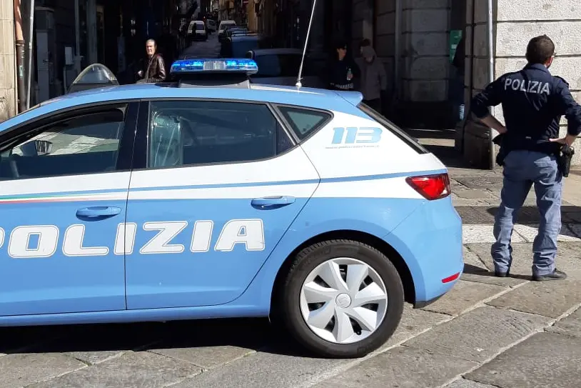 Polizia in via Roma (L'Unione Sarda)