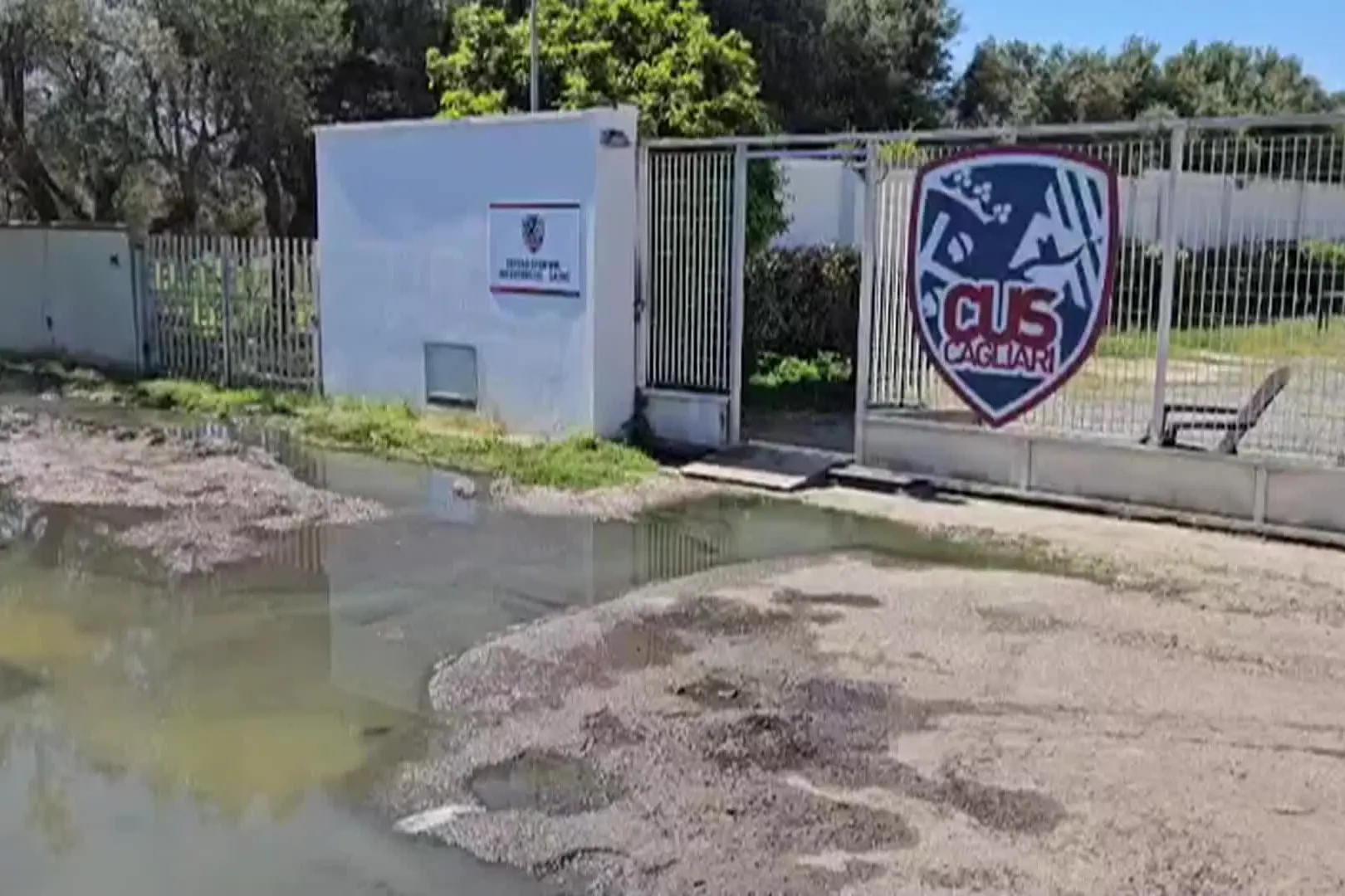 Quartu, perdita di fronte alla palestra del Cus: si cammina nella fanghiglia