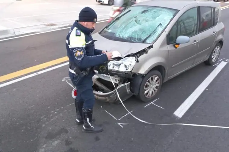 I rilievi della Polizia locale e l'auto coinvolta nell'incidente (foto Vercelli)
