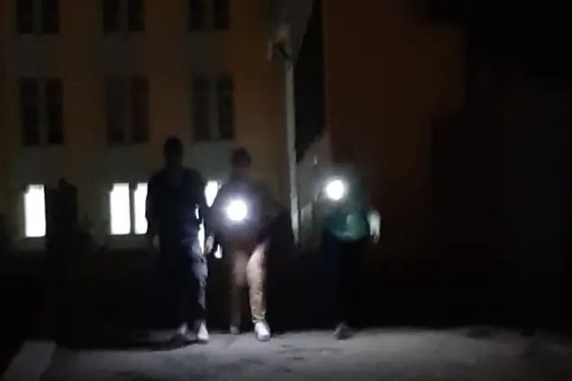Gli elettori verso il seggio con le torce (Foto Tellini)
