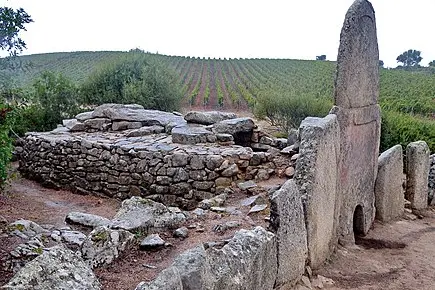 Arzachena, tomba dei giganti di Coddu Vecchiu (Wikipedia)