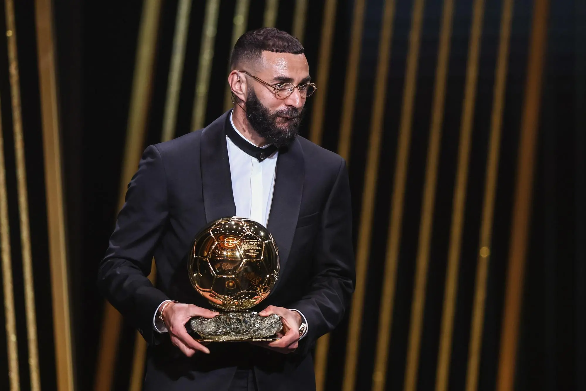 epa10249554 Karim Benzema of Real Madrid receives the Men’s Ballon d'Or Trophy during the Ballon d'Or ceremony in Paris, France, 17 October 2022. For the first time the Ballon d'Or, presented by the magazine France Football, will be awarded to the best players of the 2021-22 season instead of the calendar year. EPA/Mohammed Badra